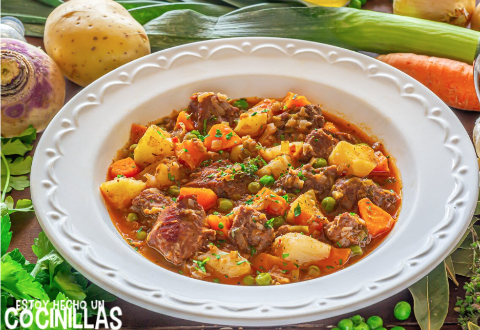 Ensalada de tomate con lechuga y cebolla con ragout de pavo con patatas y verduras